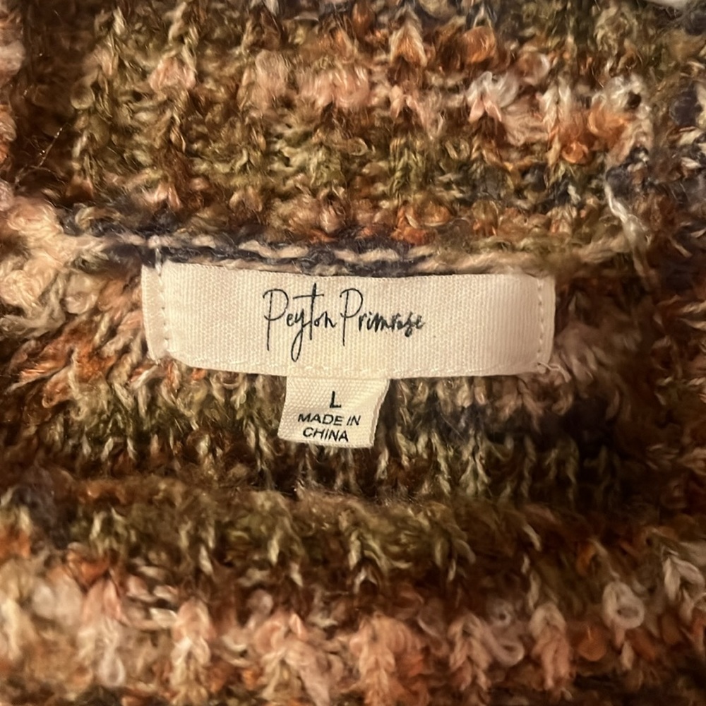 Multicolored sweater with two small pockets on bottom front. - Picture 2 of 2